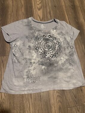 made for life Gray Short Sleeve Mandala Graphic Tee